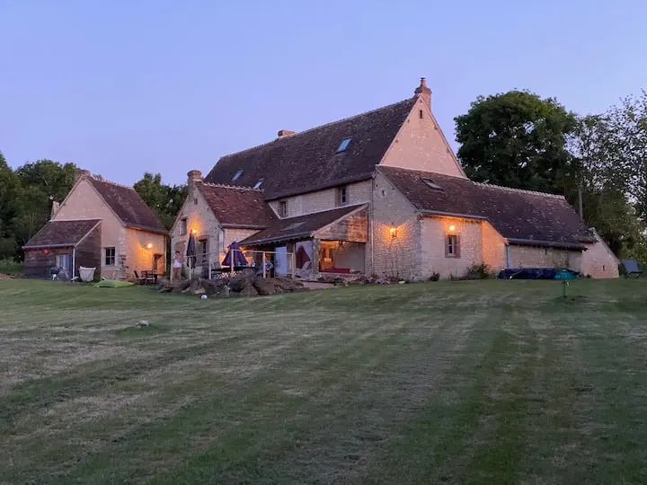 La maison vue du jardin au crépuscule